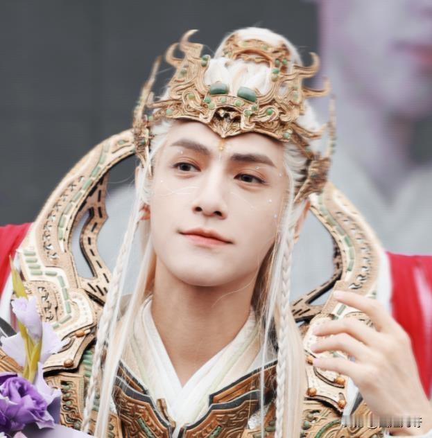 浓妆艳抹的罗云熙，剑眉星目的曹骏，如果你是观众，会选择看哪一位的古装剧？