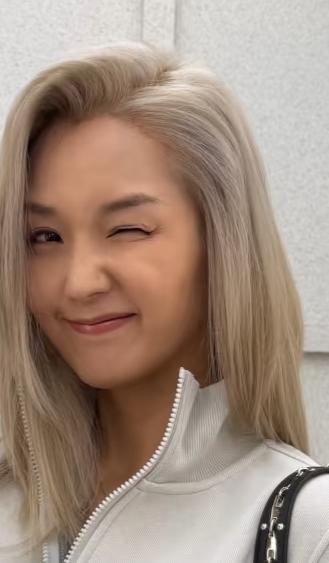 何洁天生娃娃脸堪称抗老，五官精致、气质灵动笑起来弯弯的眼睛清纯可爱，像会说话似的