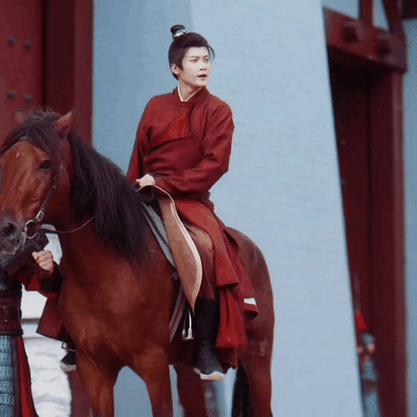 正常男演员下马直接脚到地上了 他檀健次还要跳下来 截图的到底是想夸他还是嘲他我都