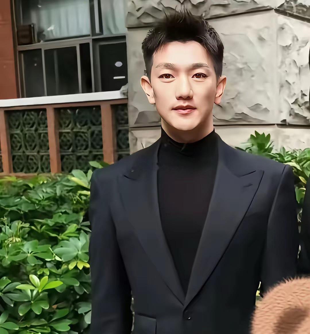 何捷一身黑色通勤装，妥妥的体制内穿搭，“班味”一下就上来了 ​​​