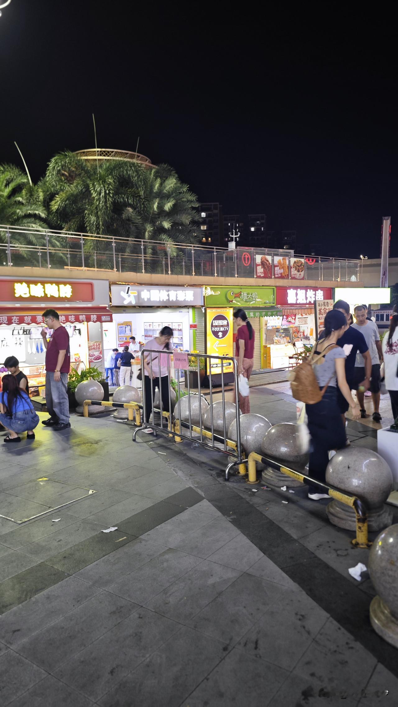 没错，这就是神奇的南沙某达，难得门口广场这边终于搞平了，不滑人了。本来还想给个好