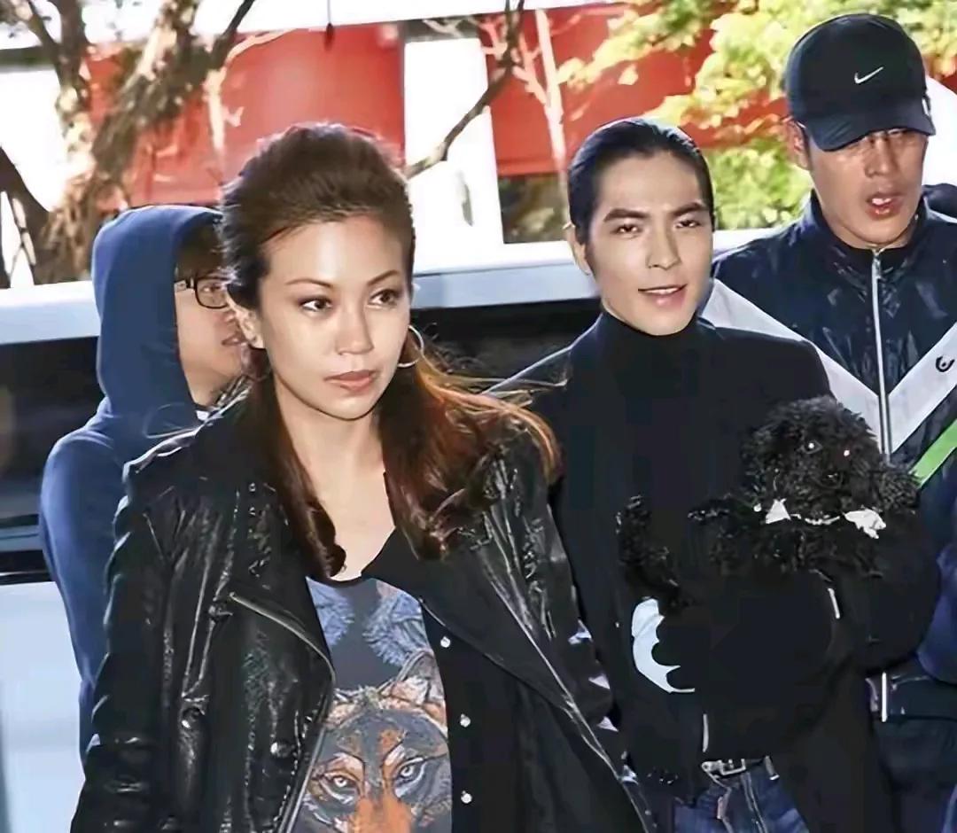 年轻时的萧敬腾夫妇还蛮有夫妻相的，在一起这么多年的他们，依然笑得甜蜜眼里有光，那