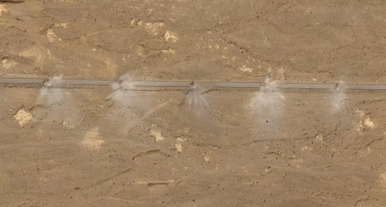 伊朗伊斯法罕境内的多条公路，密集的弹坑至少有28个，呈散射状，一看就是来自空中精