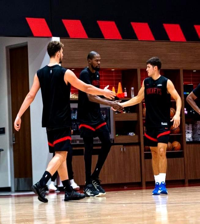 替补登场29分钟狂砍21分！火箭靠他完成逆转
 
第四节还剩7分钟时，火箭仍落后