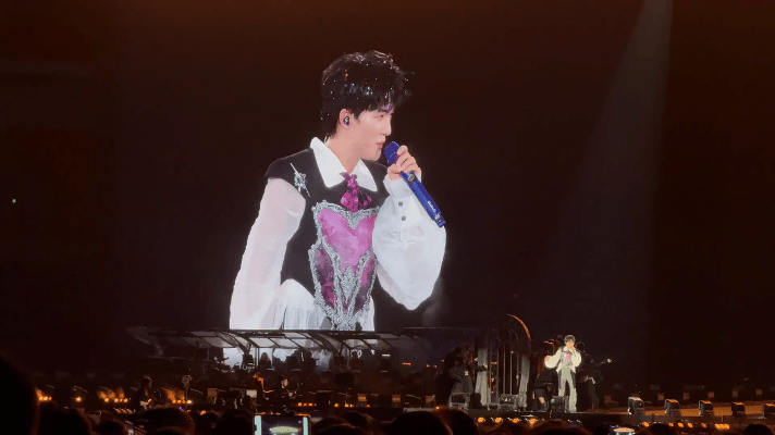 周深郑州演唱会 周深郑州演唱会真是太“中”了！限定曲《编花篮》互动感拉满了，逐渐