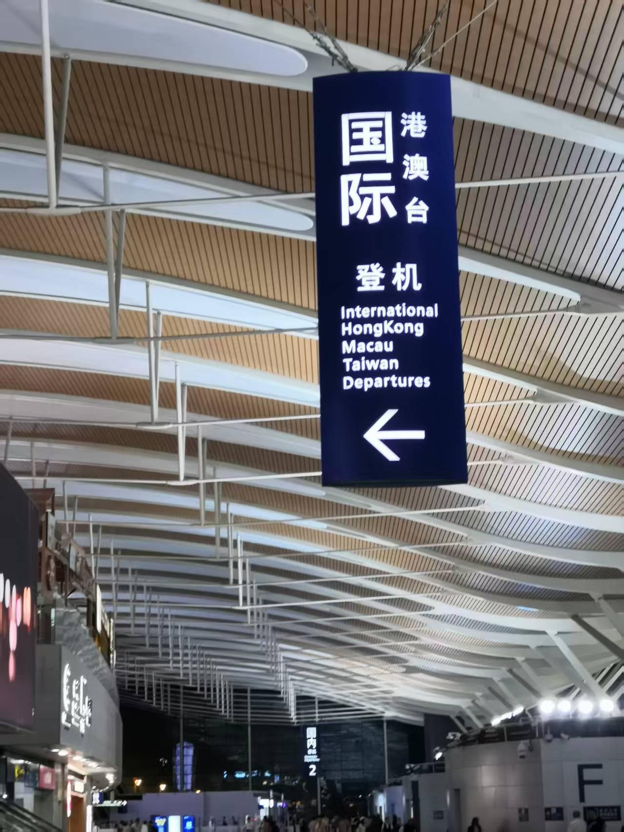 今天上午，小金同学的妈妈给我打电话，告诉我小金从韩国回上海了，想邀请我们周末聚会