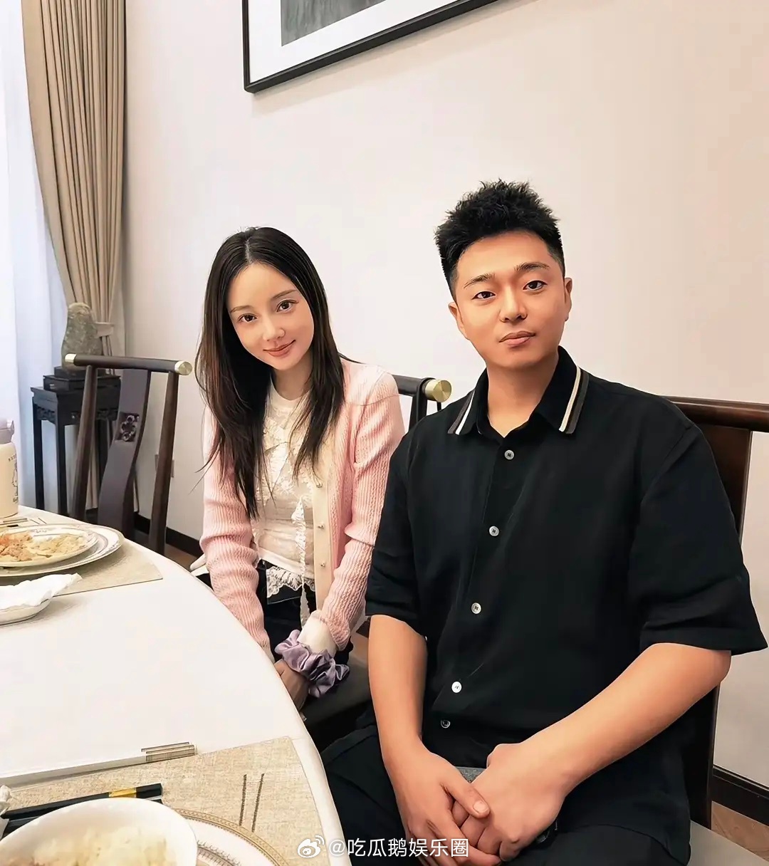 44岁李小璐到朋友家里做客，她当天脸部素颜，连口红都没有涂，皮肤状态非常好，看起