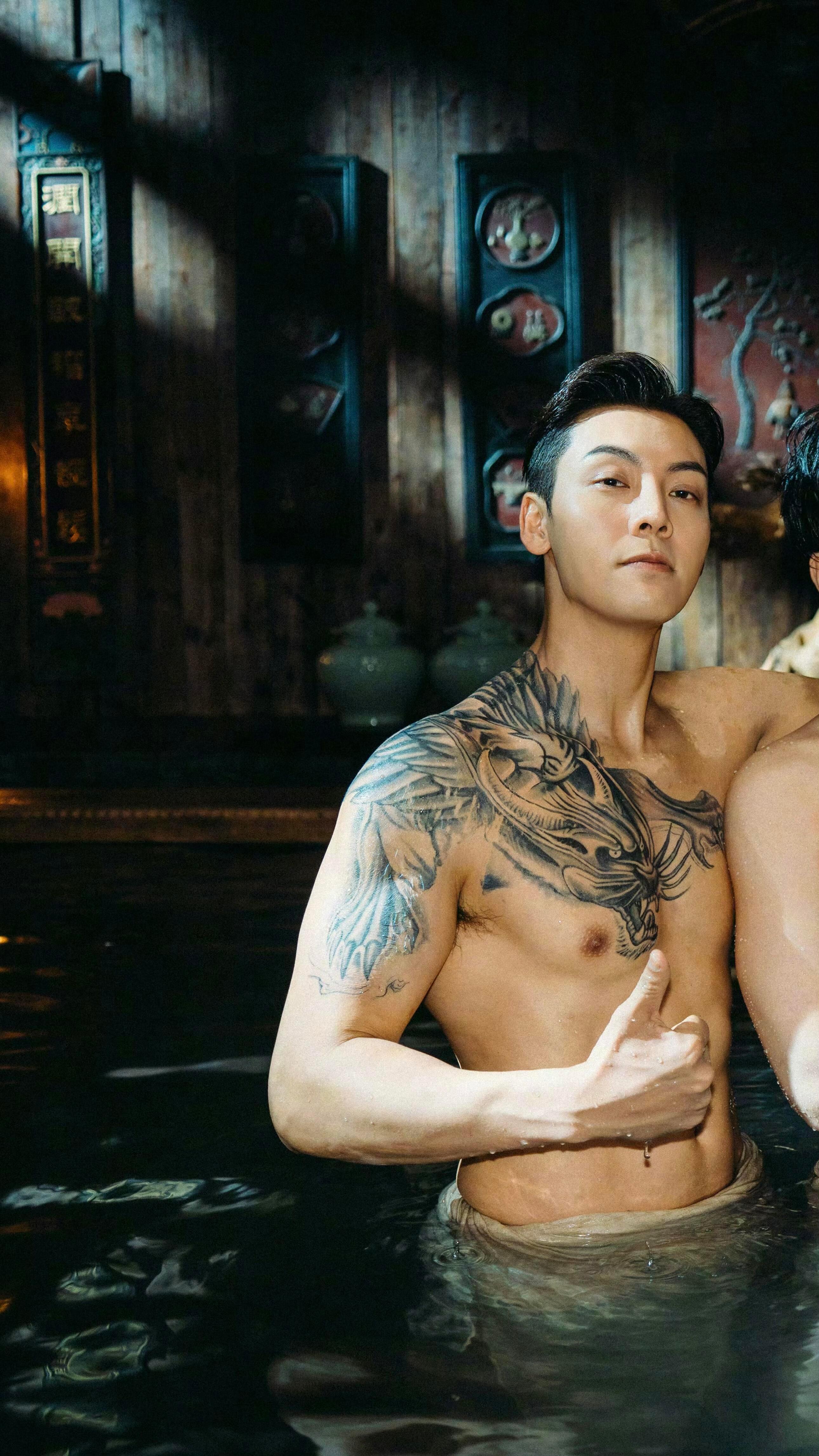 佛爷出手就是大方 陈伟霆十年前演佛爷就敢点天灯，十年后再演佛爷还敢点。十年前露腹