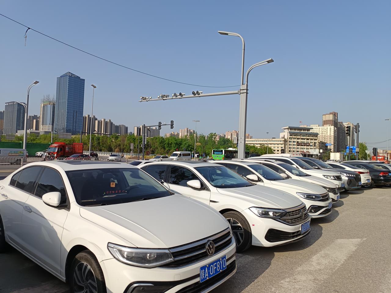 买车打肿脸充胖子？
城市里的汽车随处可见乱停乱放，而这些车长期停放，买车的意思是