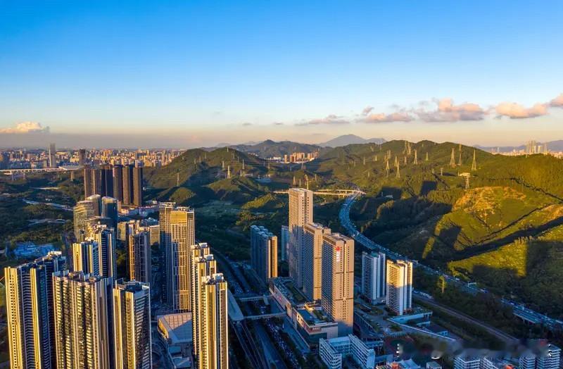 供给层面，深圳正主动缩减居住用地供应，2026年计划供应量仅90公顷，较前几年峰