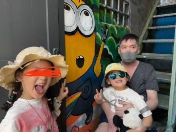 郭碧婷爸爸晒与向笙向芷合照近日，郭碧婷爸爸在社交平台晒出了与孙女向笙、孙子向芷的