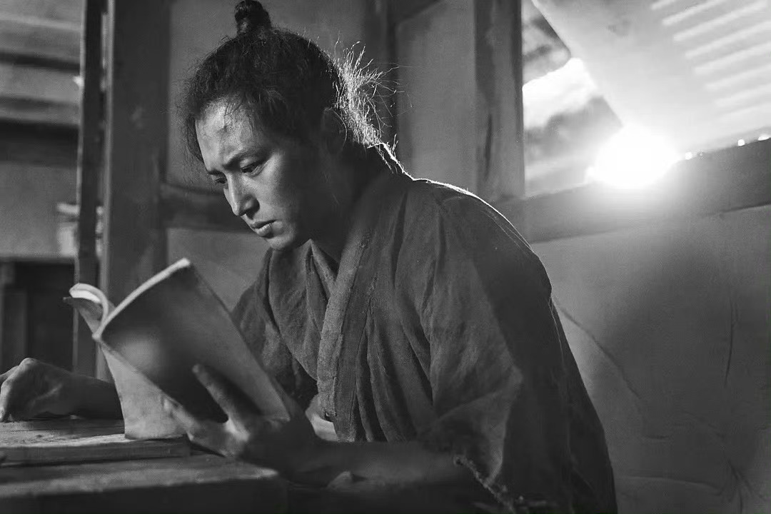 电影《兹山鱼谱》剧照我愿融于这无限的道理之中，化为一只微小的动物。 