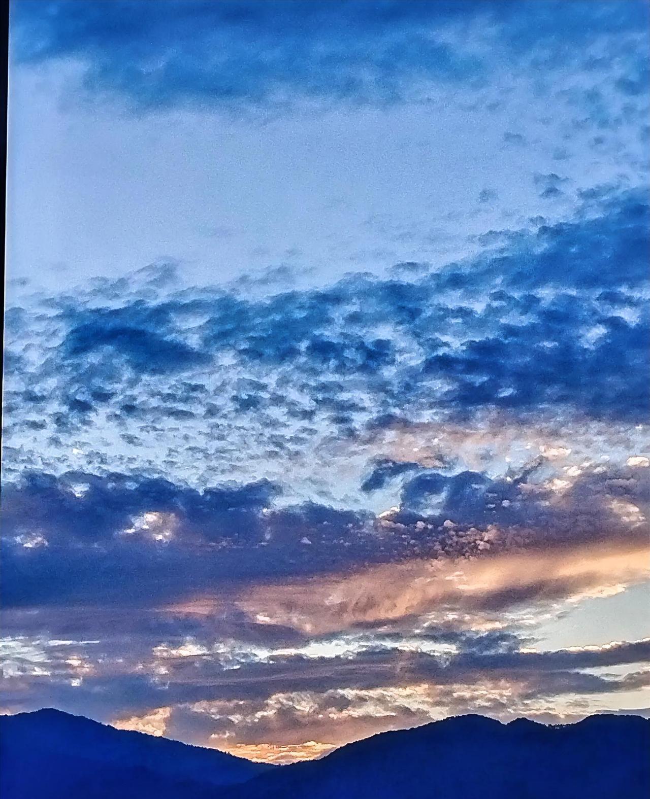 云海翻滚，日落余晖，静谧山峦。