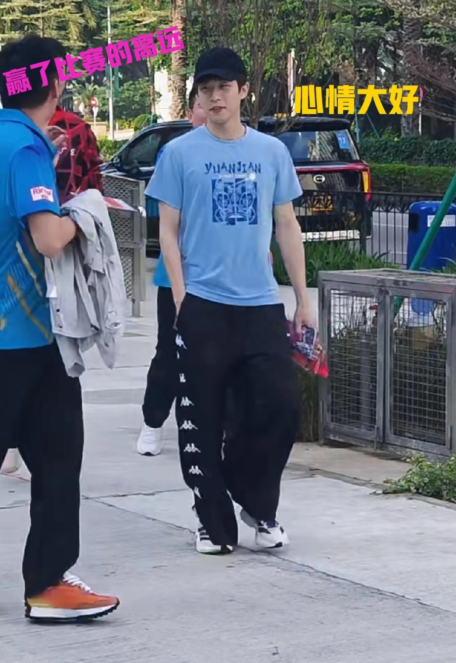 林高远第一场赢了程靖淇，打完比赛的高远和队友及教练走出比赛场馆，右眼可见高远心情