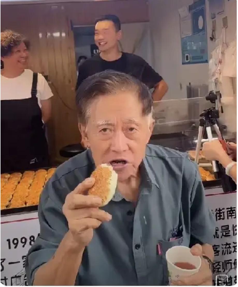 上海建工爷叔针对一些网友的批评，尤其是说他骗吃骗喝，贪小便宜这一点，很不满意！他
