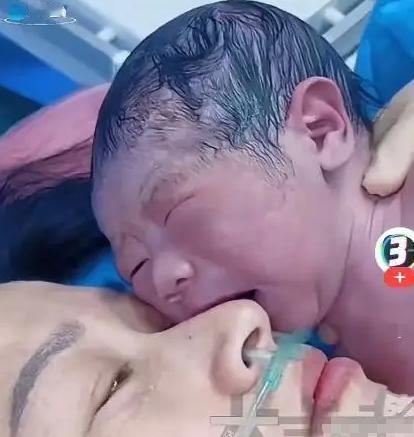 “解释不清了！” 近日，山东的一家医院里，一个刚出生宝宝，突然离开妈妈的身体，小