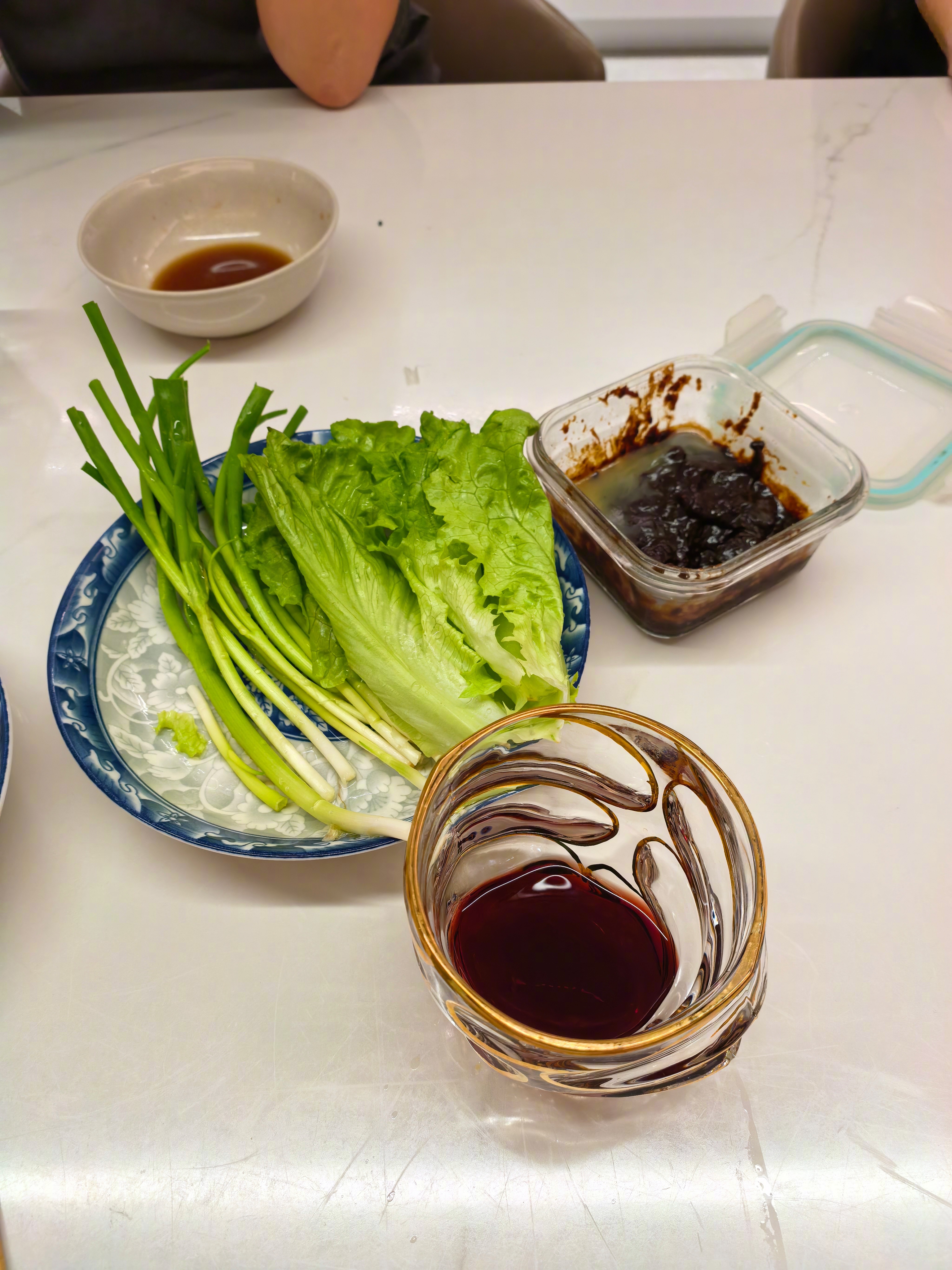 今儿回家想喝口红酒，空嘴喝没意思。岳母吃葱和生菜蘸酱，我就着红酒一喝，感觉很棒啊
