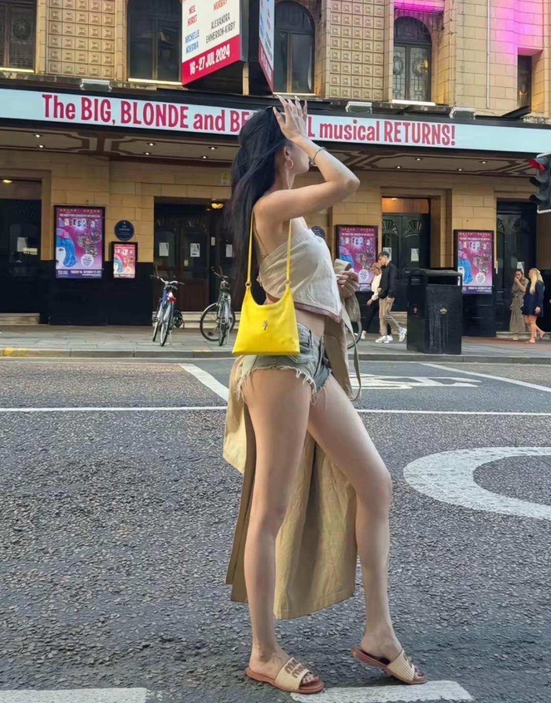 在国外碰见中国美女了