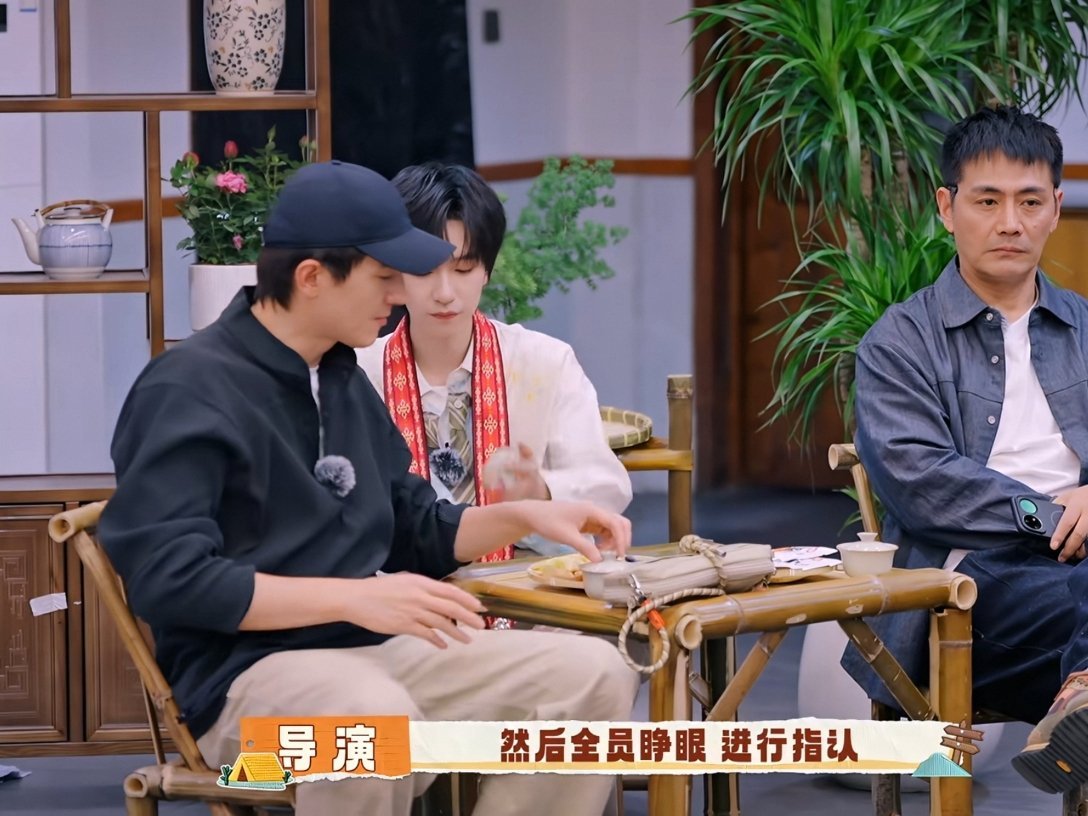 樱樱发现跟叔叔们坐一起更安全 