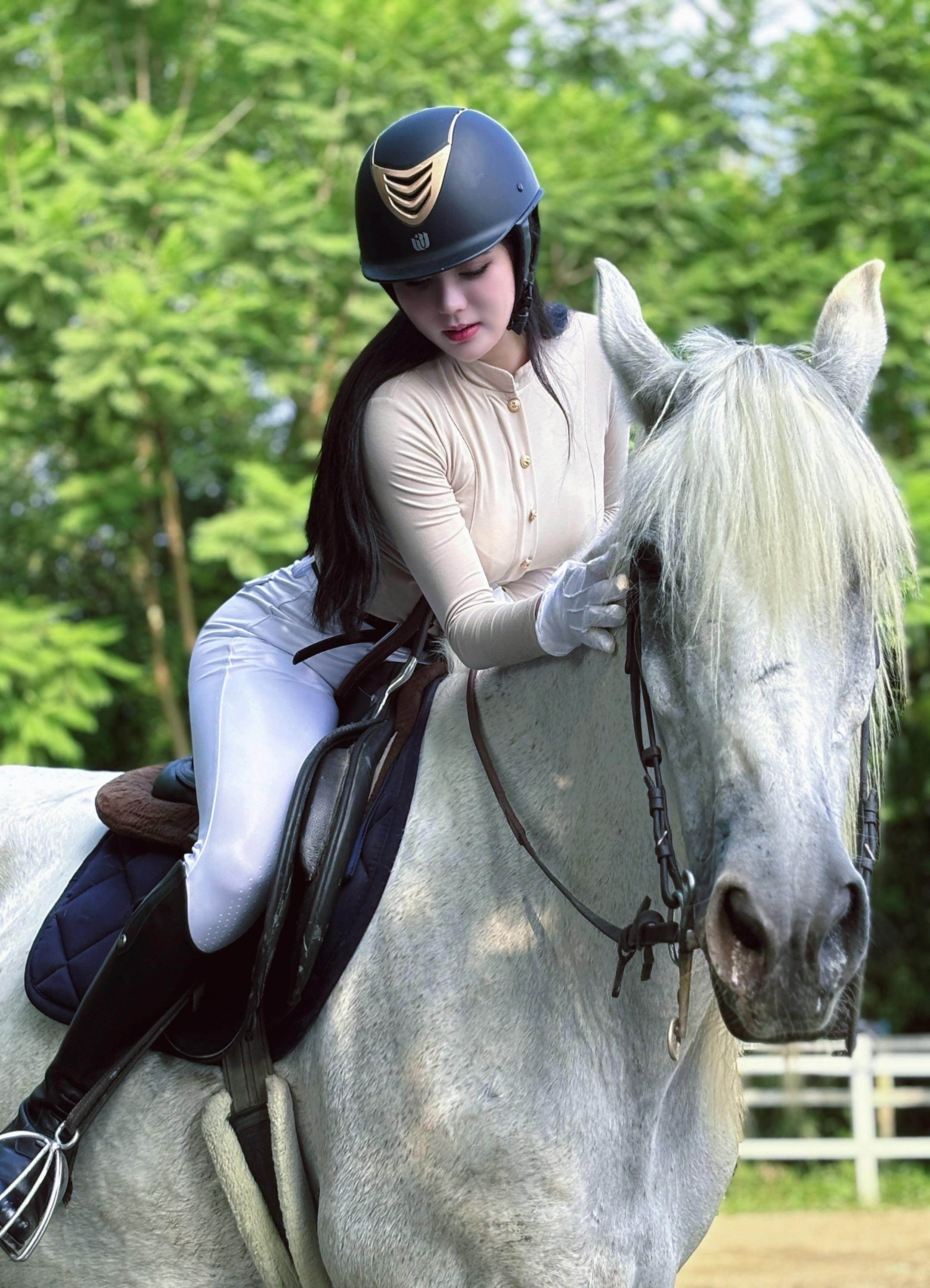 只要你足够自信，马儿会比你勇敢🐎。࿆