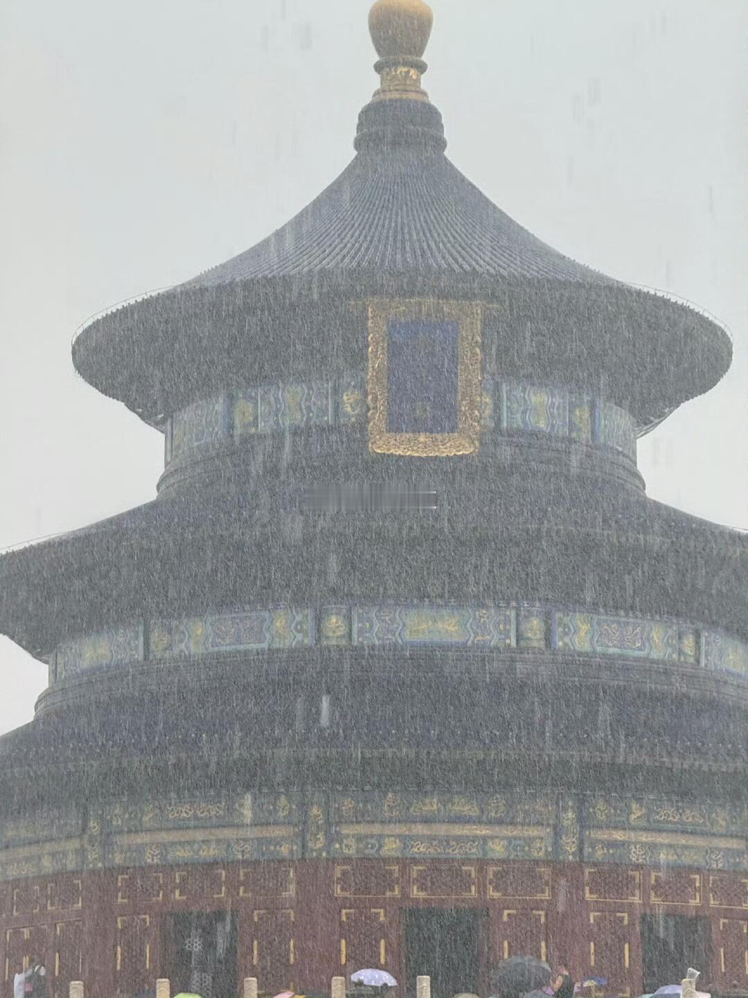 雨中天坛像是一部老电影雨中天坛像是一部老电影🎦 ​​​