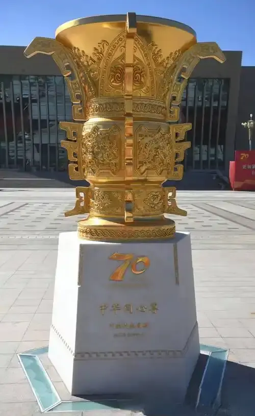 国礼同心尊，祝贺七十载。国礼同心尊，祝贺七十载。边疆为沃土，中华同一心...