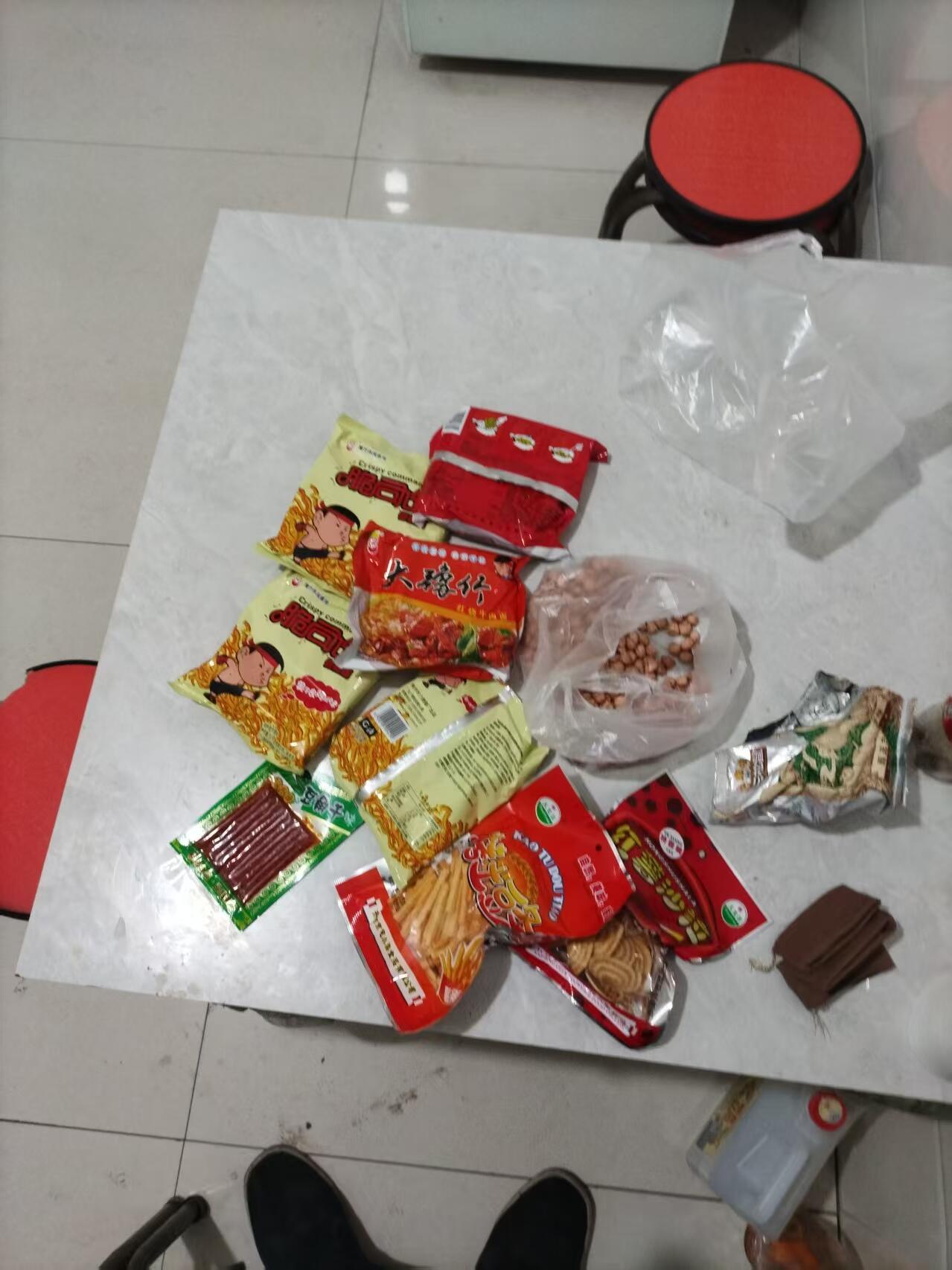 5块钱买了一大兜零食