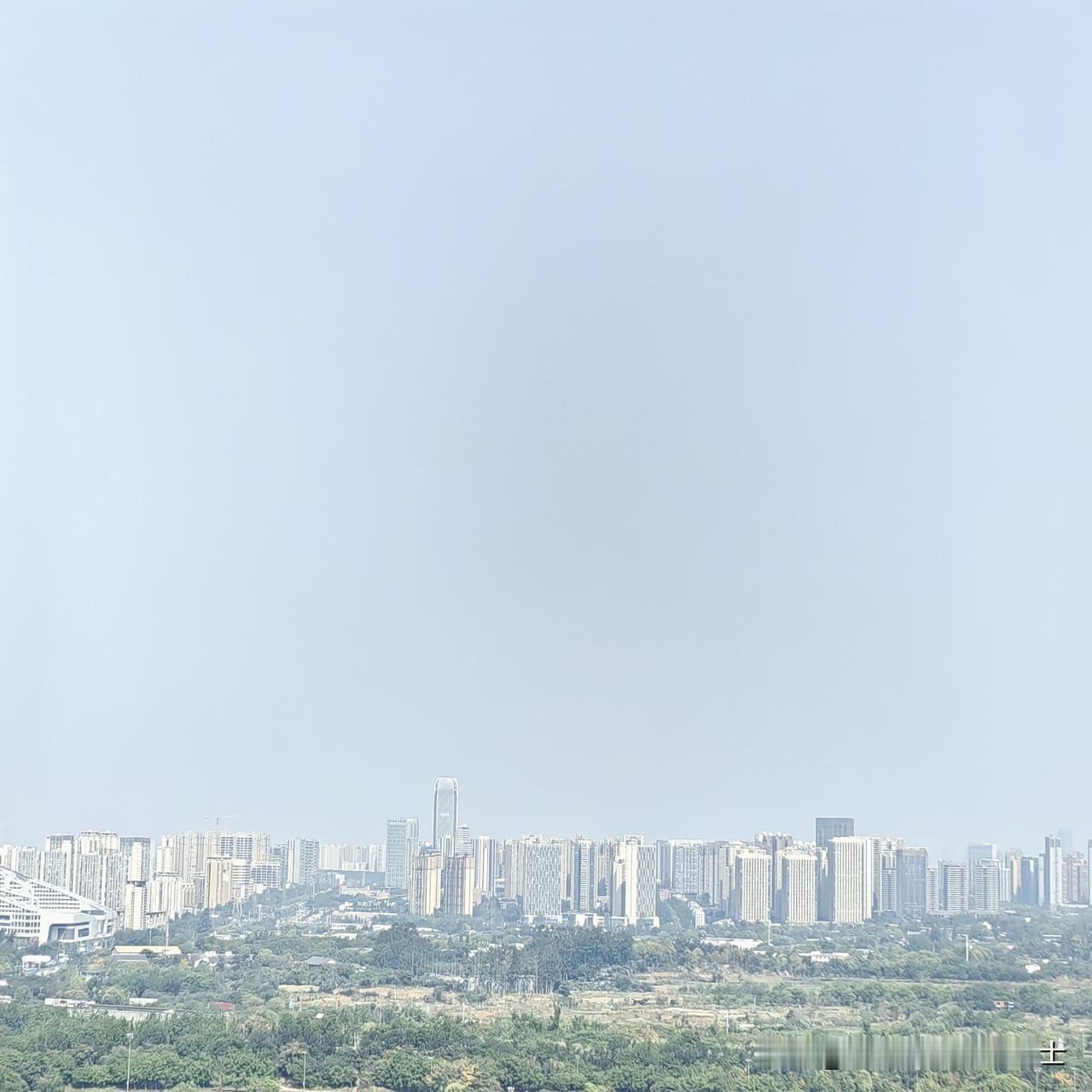 在小区负一楼停车场的电梯口，遇到一个在等电梯的中年男人，大概50多岁的样子，背一