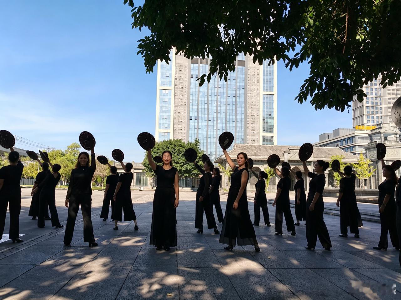 广场舞韵
敞阔广场沐艳阳，
绿树成荫好练场。
一众舞友黑衣俏，
队列齐整意气扬。