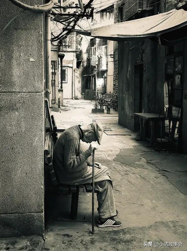 要说读过最寂寞的诗词，我首推“落叶他乡树，寒灯独夜人”。异乡的树纷纷落叶，寒灯照