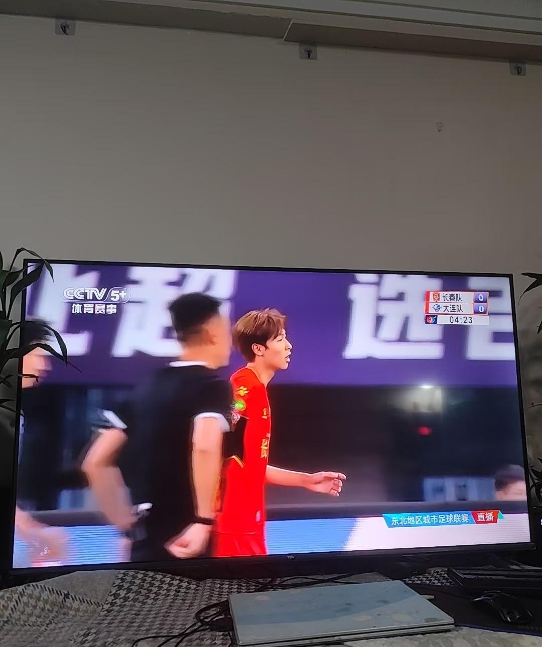 央视竟然在播“东北超”！而且只是常规赛，这待遇似乎比“苏超“还要来的高。

不过