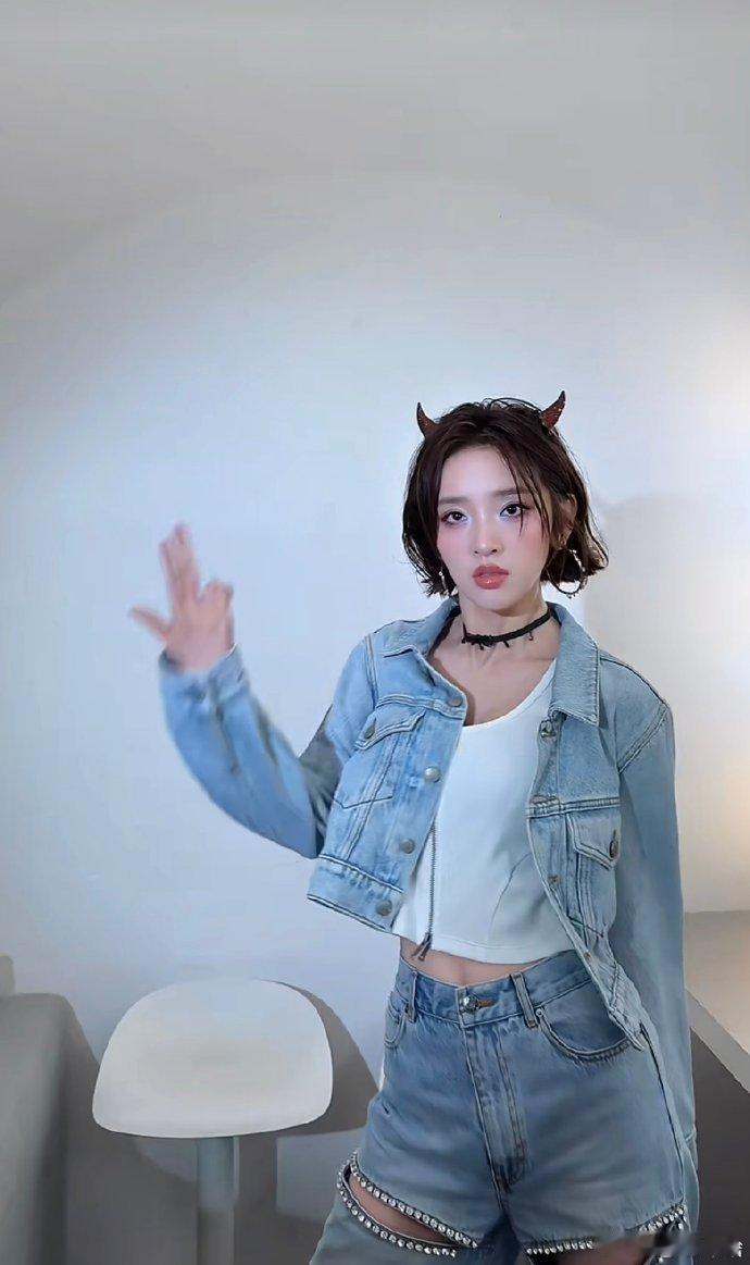 唐艺昕鬼马小恶魔造型唐艺昕小恶魔造型浪姐二公直播唐艺昕二公小恶魔造型太惊艳，甜妹