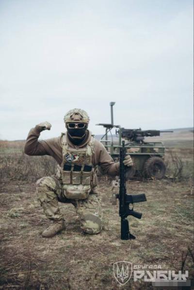 红军城的战局在过去两天里急转直下，乌军主力好像已经都逃出生天。就这么小一个口子，