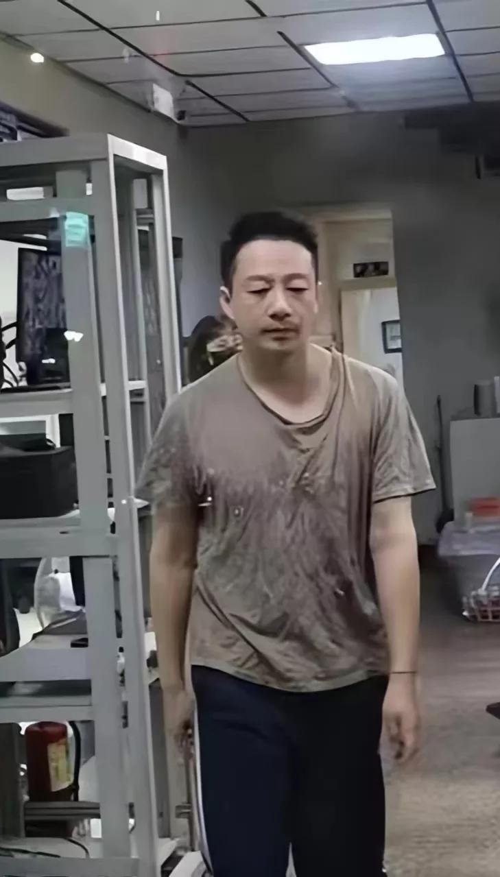 穿上龙袍都不像太子，几千块钱的衣服穿出了20多块钱的感觉。
原谅我不厚道的笑出了