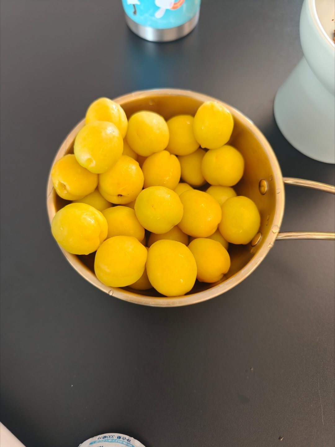小白杏，一天最多能吃多少个？轮胎小白杏上了，我像个疯子一样，看见它就吃。根本停不