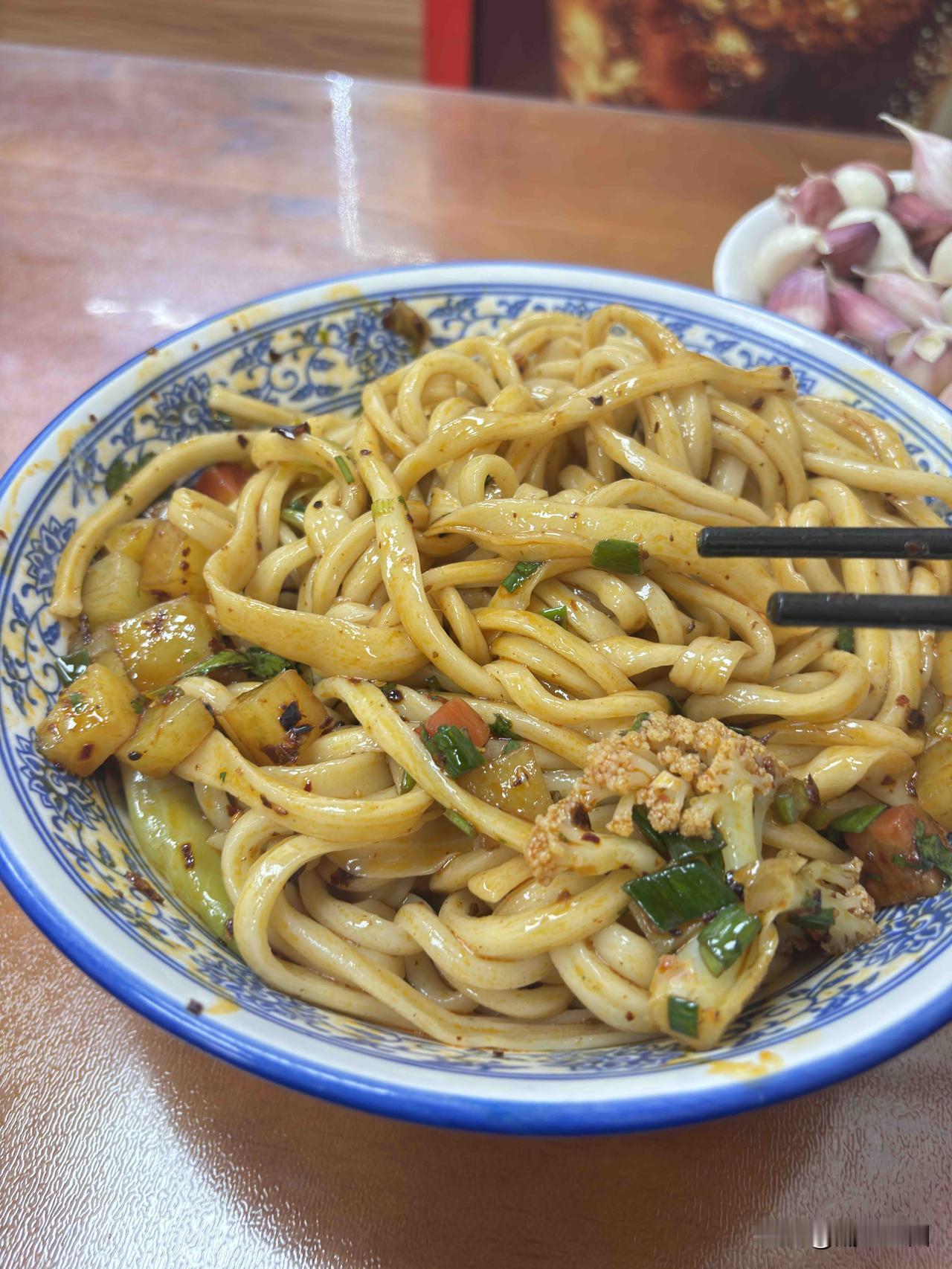 今天在西安农兴路麻乃面馆吃的什锦素面，大碗14元，这个什锦素面，还不理解是什么意