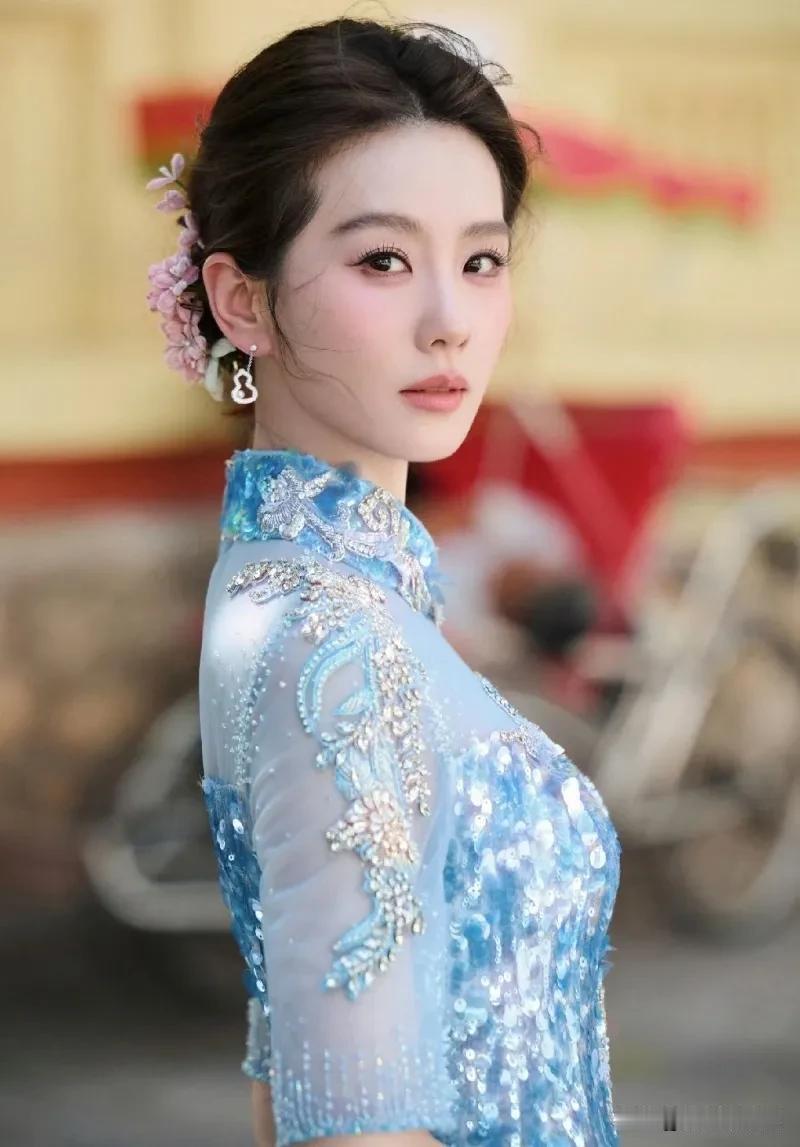 近日，刘诗诗越南活动妆容真的很好看，内娱不缺美人，但素人时期就很美的真不多，刘诗