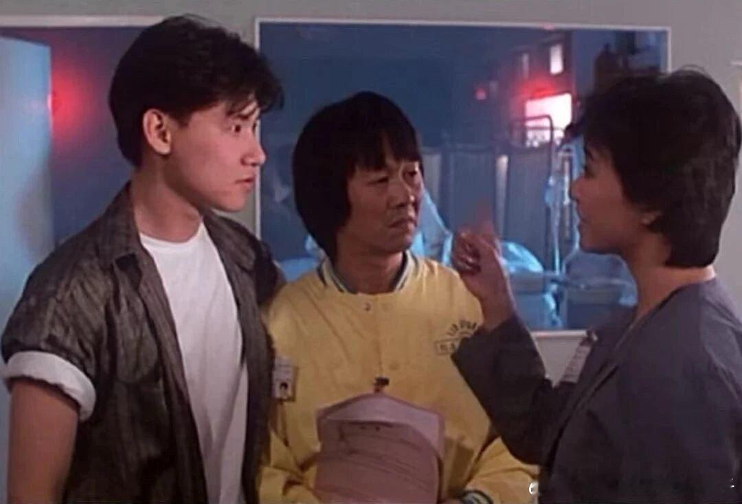 【老照片 | 八十年代香港电影《猛鬼差馆》剧照】左侧是张学友饰演的金麦基，是警局