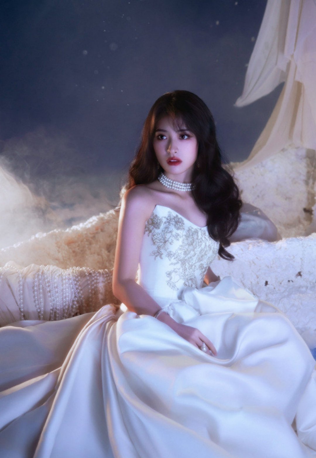 沈月 是公主也是自己的骑士 这一套妆造拍摄简直太好看了谁懂！！！女王的霸气 ​​