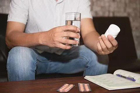 ◆吃药

作者: 黄永强

他每天吃三种药
一种治头痛
一种治失眠
一种治焦虑