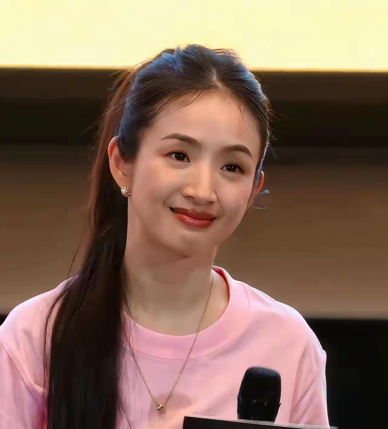最近看了林依晨的采访。林依晨说，你可以结婚，可以生孩子。就是不能放弃自己的事业。