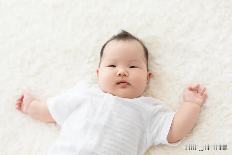 婴儿是躺着睡好还是侧着睡好? 
婴儿多侧卧，少仰卧。侧卧可防吐奶堵塞嘴鼻。有人不