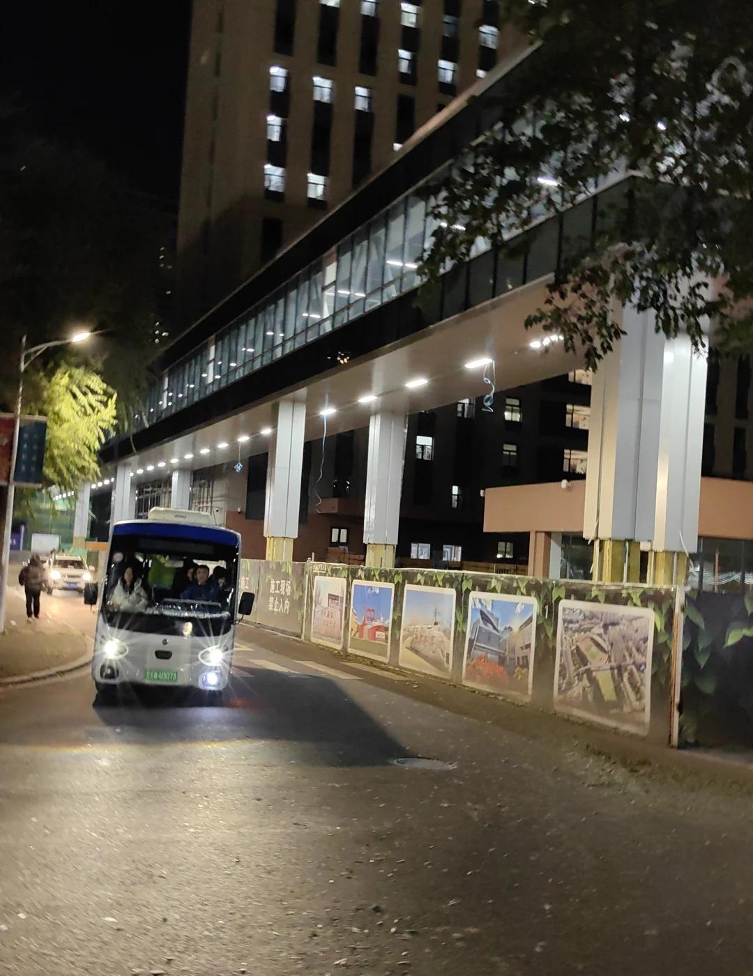 哈工大暖廊上新🥰
继诚意楼-新技术楼-风雨操场暖廊打通后（图3.4.5）， a