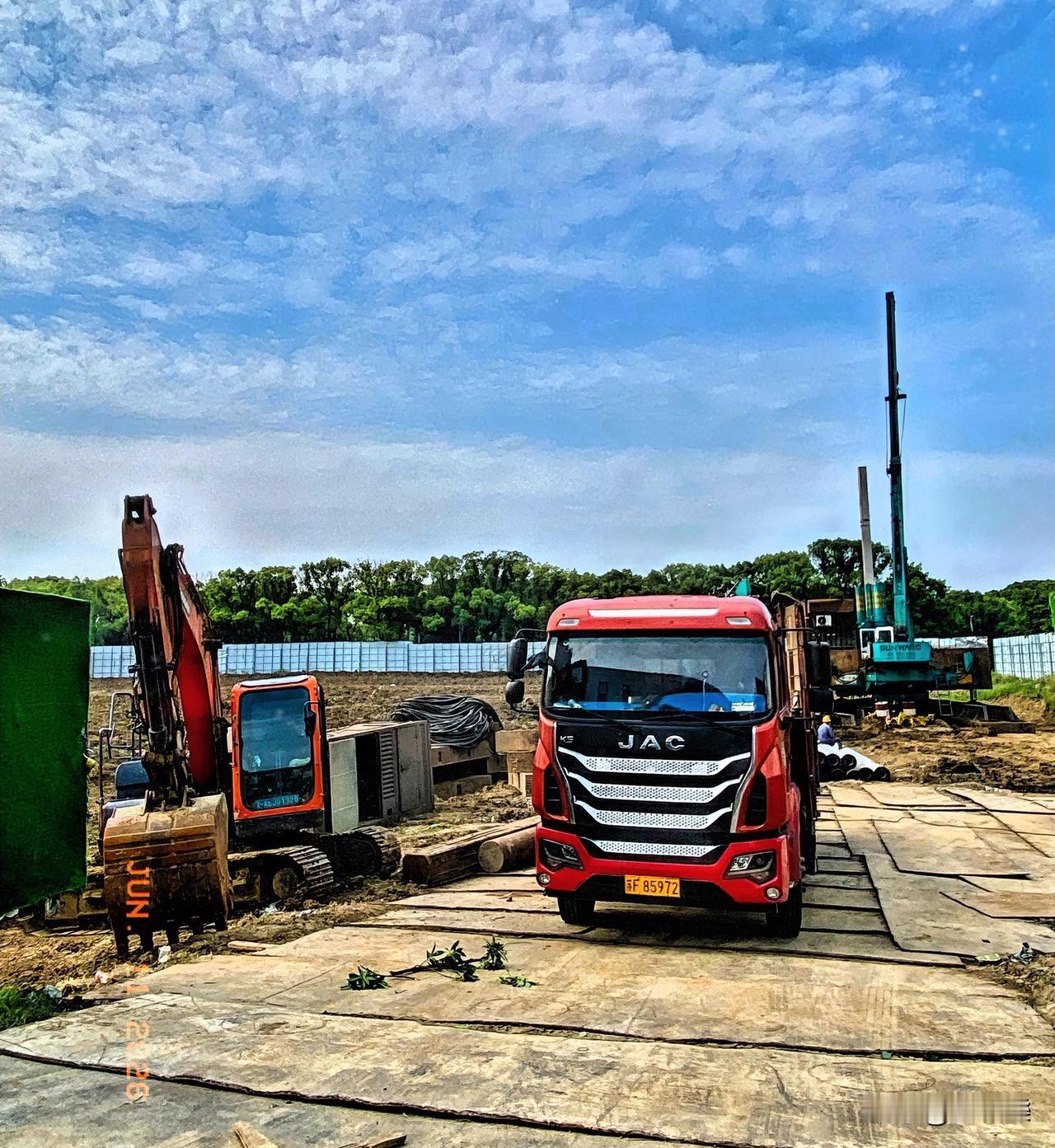 江苏新拍楼王湖东右岸街地块，工程队已进场开挖施工🚧。