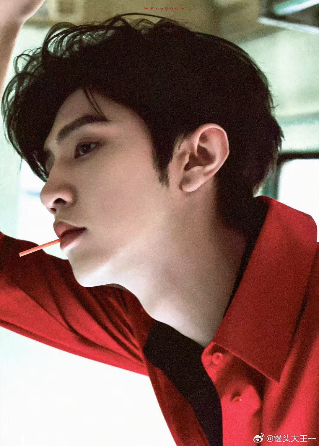 陈哲远仰拍也如此权威陈哲远有0个死角仰拍都能帅出新高度，陈哲远的五官精致立体，身