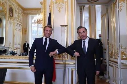 马克龙携夫人抵达北京后，发文称:很高兴！
最高礼仪接待你马克龙，你不高兴能行吗？