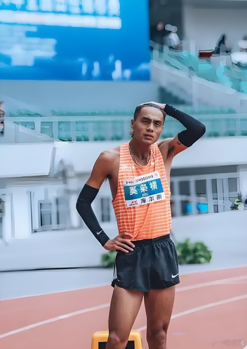 名字藏锋芒，赛场显本色——奚枭横逆袭夺冠随感 当奚枭横在十五运会男子800米决赛