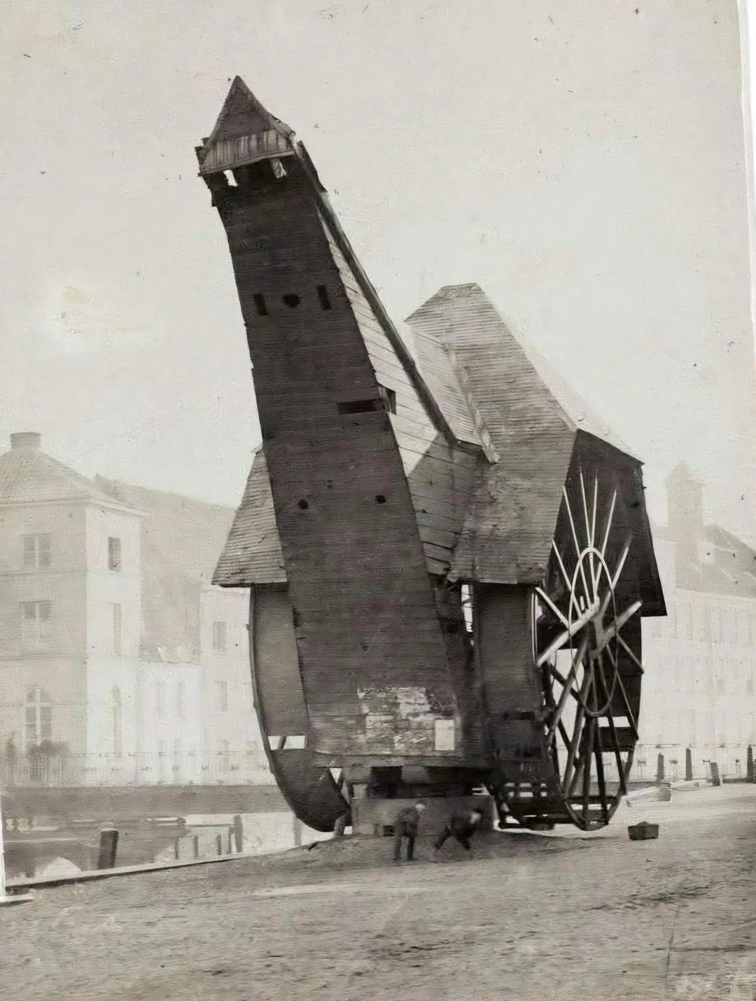 今日新知，在蒸汽机发明之前，欧洲主要的起重机是滚轮起重机wheel crane，