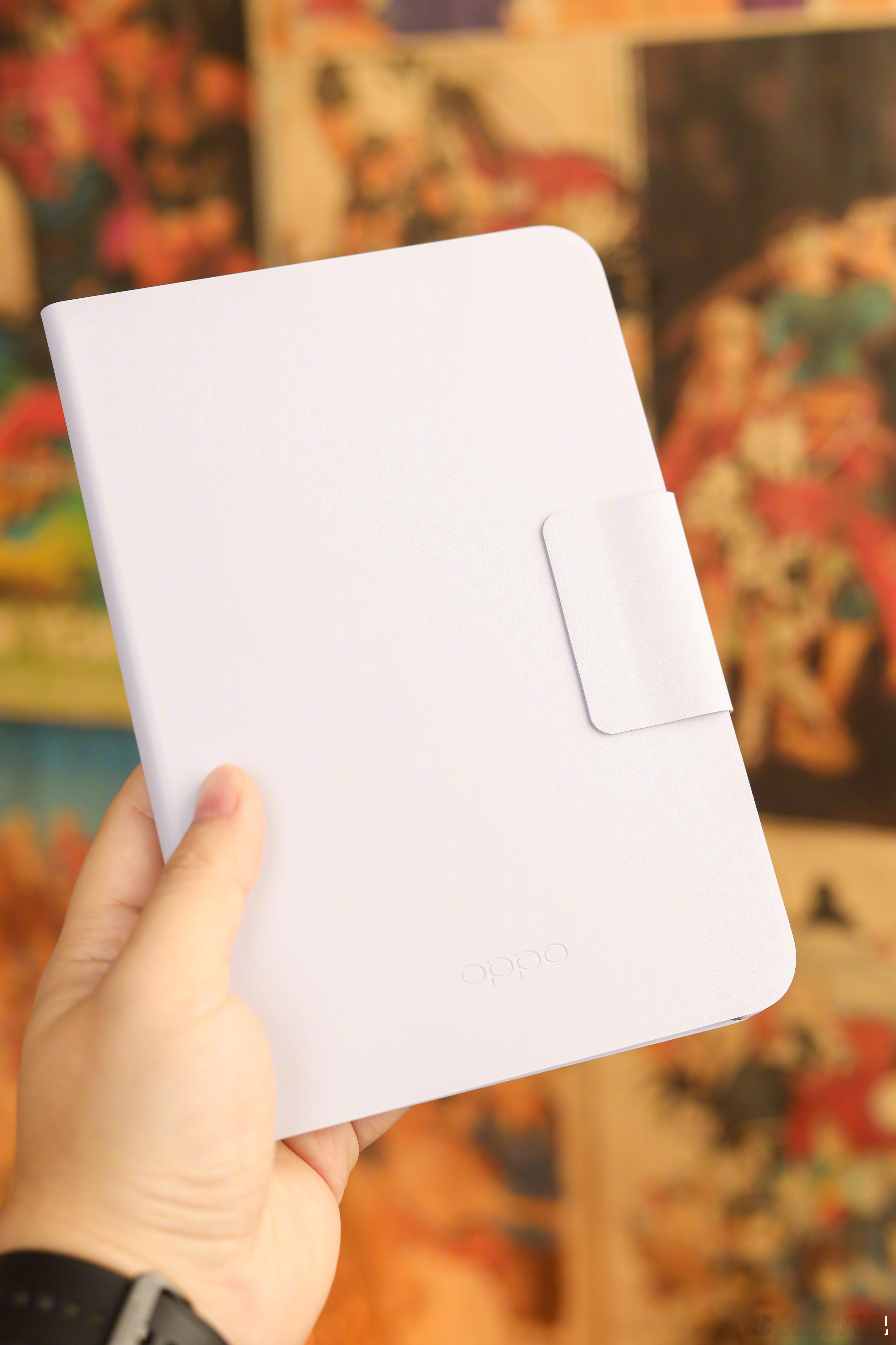 OPPO Pad mini 与莫奈礼盒的联名定制保护壳，做得确实可以，这个紫色很