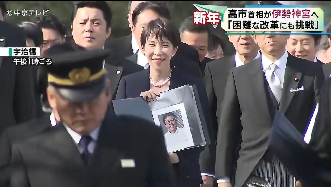 高市早苗手持安倍画像参拜不是我说，一脸笑心不诚啊、心不诚啊，建议去找他，这才有诚